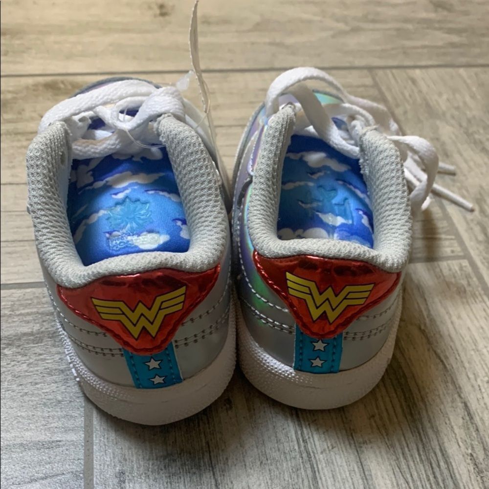 Reebok Silver and White Sneakers with Wonder Woman Accents Size 5 Baby - Picture 2 of 6